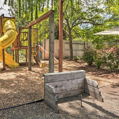 Central Medford Family Retreat With Large Yard! 外观 照片