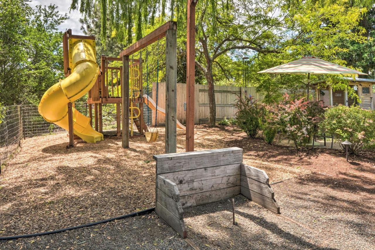 Central Medford Family Retreat With Large Yard! 外观 照片