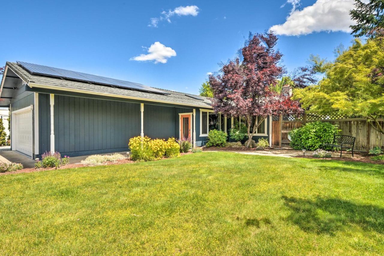 Central Medford Family Retreat With Large Yard! 外观 照片