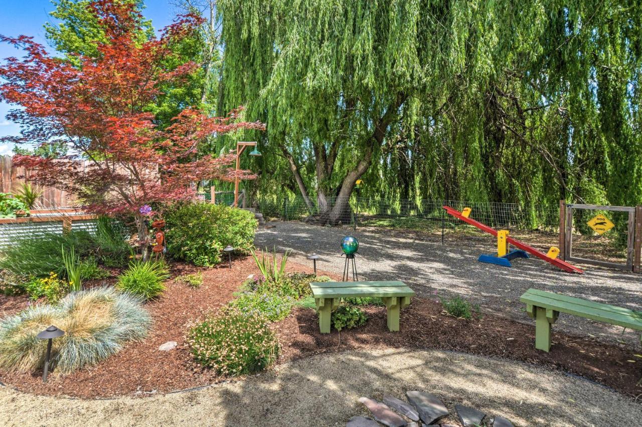 Central Medford Family Retreat With Large Yard! 外观 照片