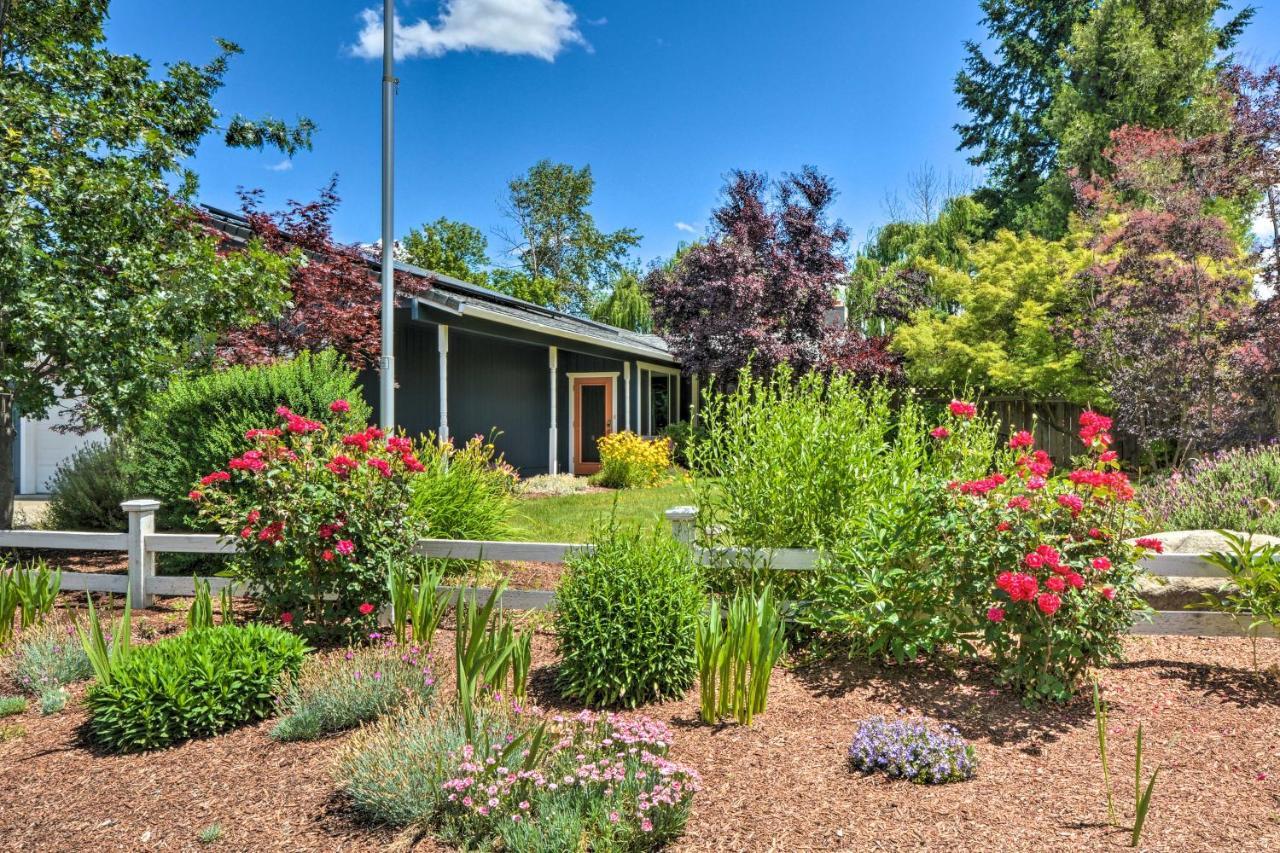 Central Medford Family Retreat With Large Yard! 外观 照片