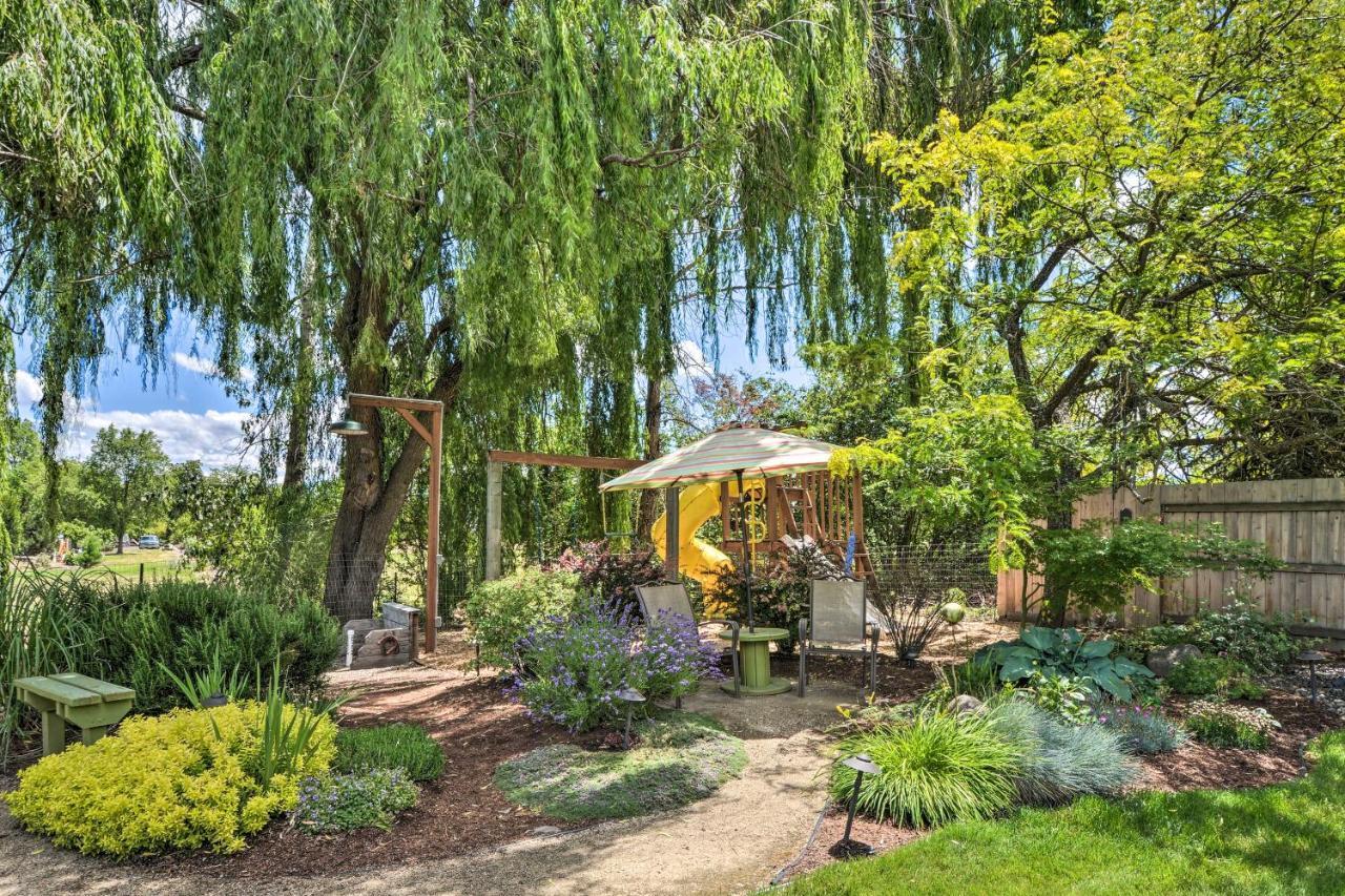 Central Medford Family Retreat With Large Yard! 外观 照片