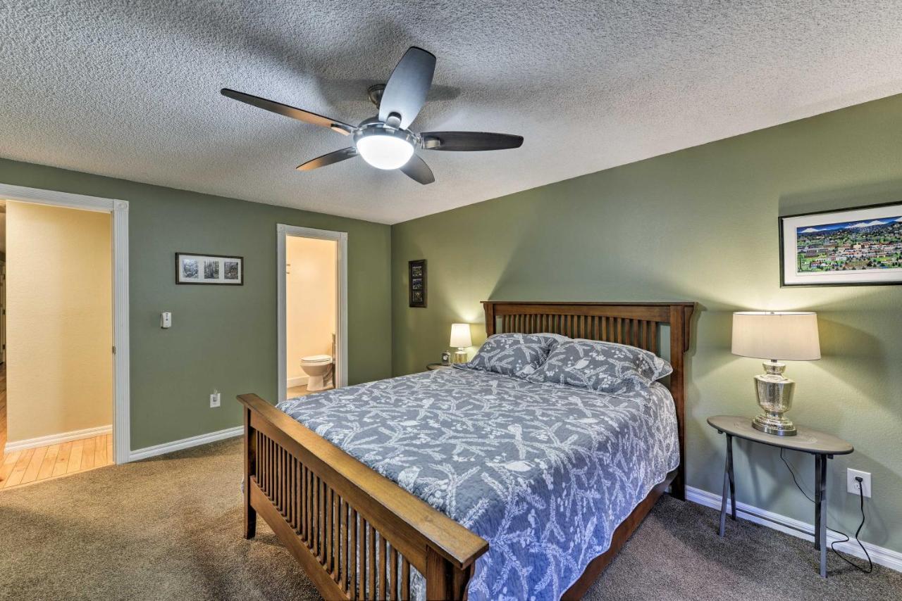 Central Medford Family Retreat With Large Yard! 外观 照片