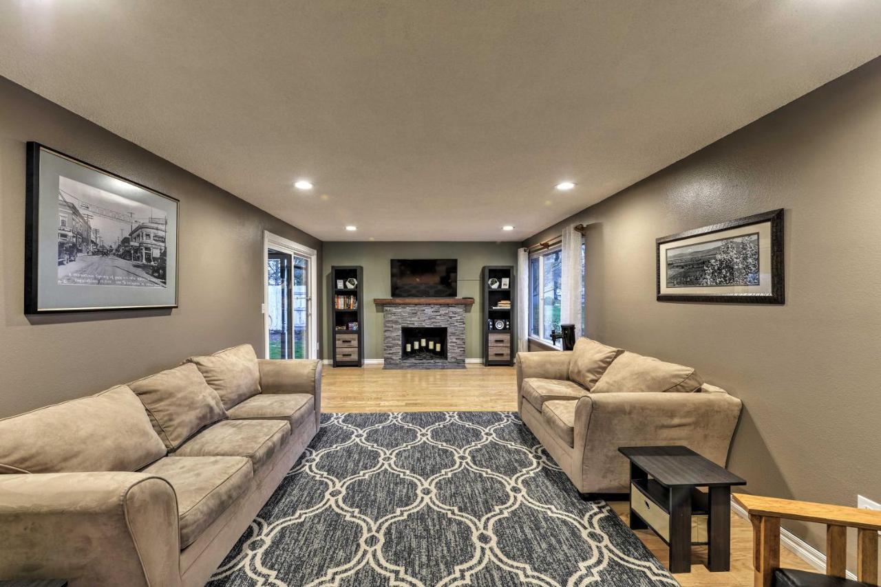 Central Medford Family Retreat With Large Yard! 外观 照片