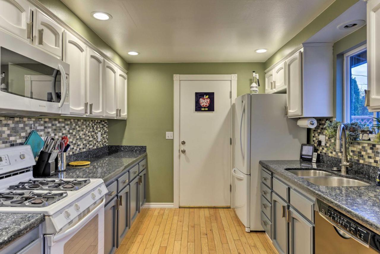 Central Medford Family Retreat With Large Yard! 外观 照片