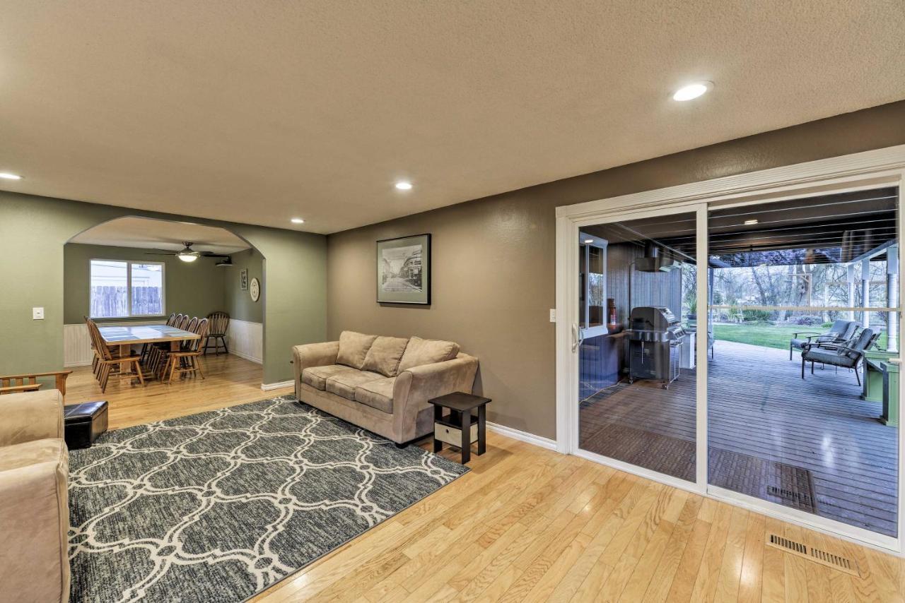 Central Medford Family Retreat With Large Yard! 外观 照片