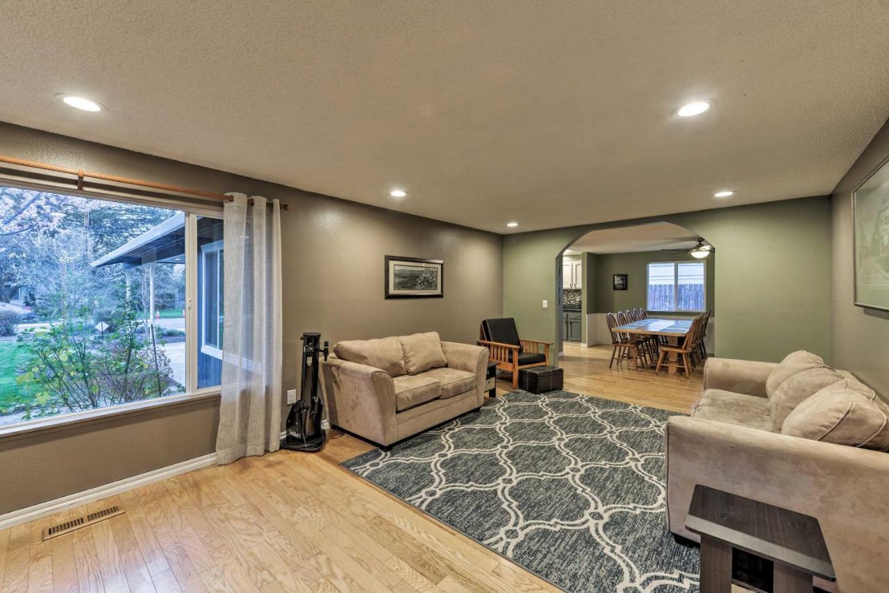 Central Medford Family Retreat With Large Yard! 外观 照片