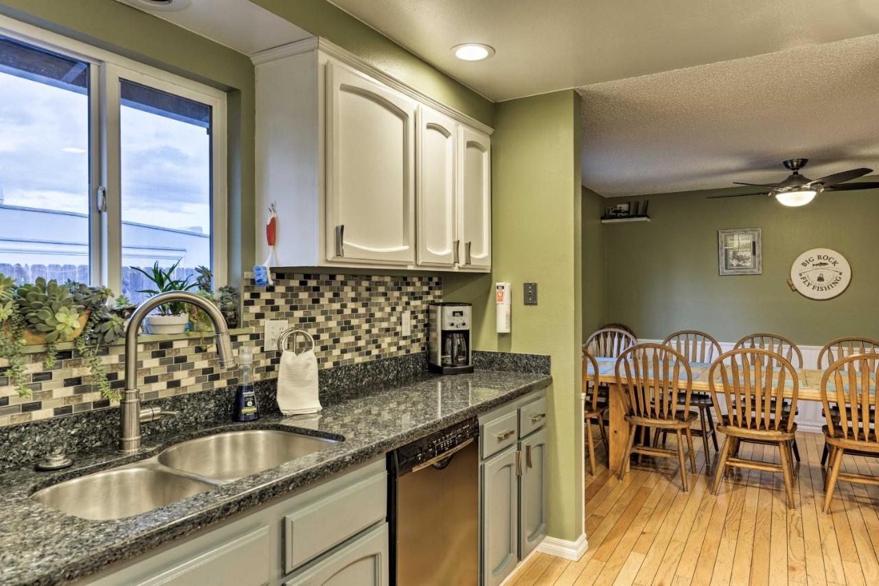 Central Medford Family Retreat With Large Yard! 外观 照片