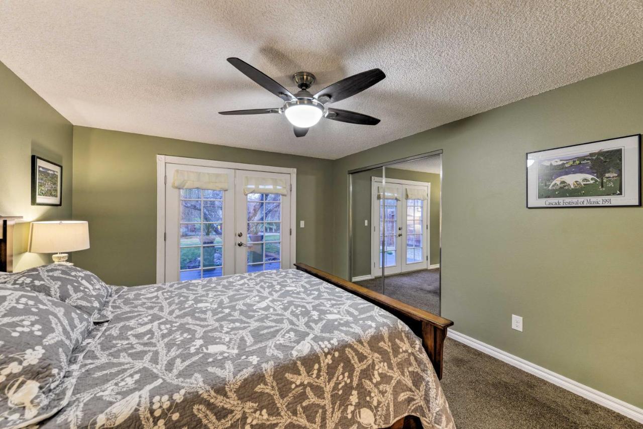 Central Medford Family Retreat With Large Yard! 外观 照片